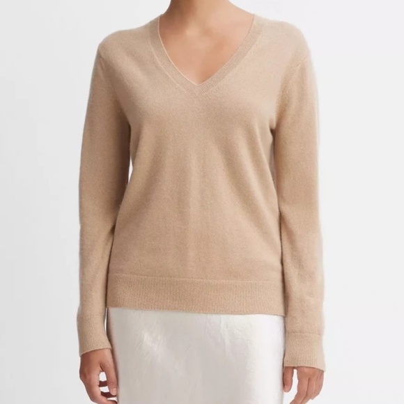 $348 Unworn Vince Weekend Cashmere V-Neck Sweater in Camel - Picture 1 of 10